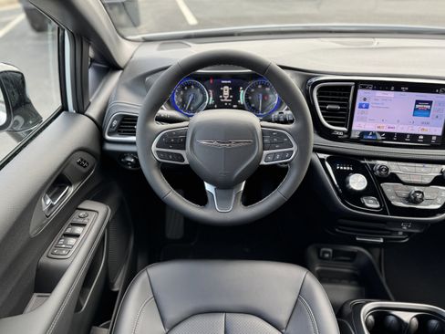 New 2026 Chrysler Pacifica Limited w/ S Appearance Package image 15