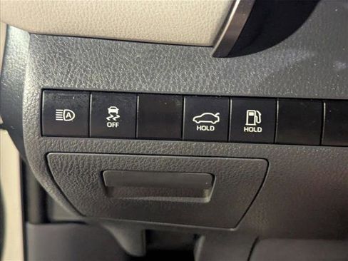 Used 2022 Toyota Camry SE image 11