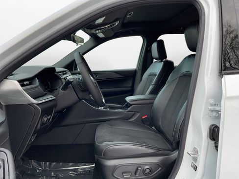 New 2025 Jeep Grand Cherokee L Altitude image 9