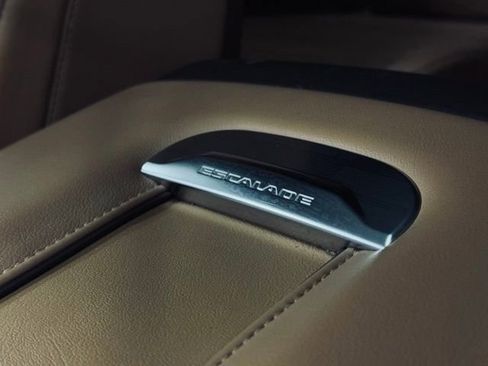 Used 2021 Cadillac Escalade Premium Luxury w/ LPO, Illumination Package image 32