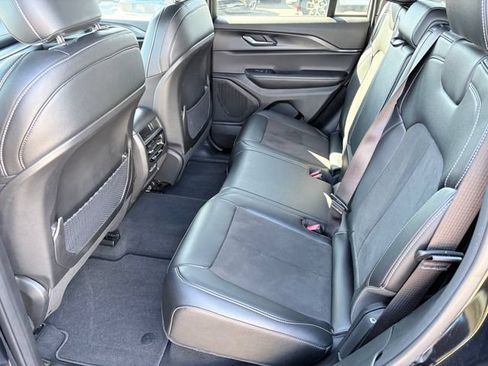 Used 2025 Jeep Grand Cherokee Altitude AWD/4WD image 6