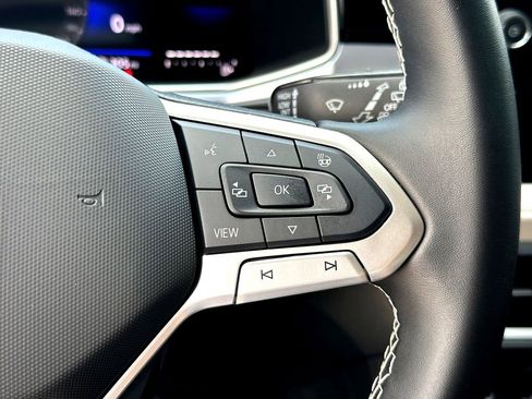 Certified 2025 Volkswagen Taos SE FWD image 17