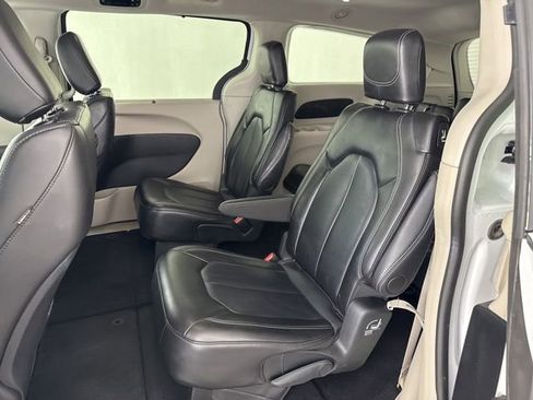 Used 2024 Chrysler Pacifica Touring-L image 29