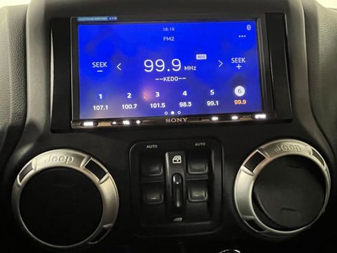 Used 2018 Jeep Wrangler Unlimited Rubicon w/ Cold Weather Group image 25