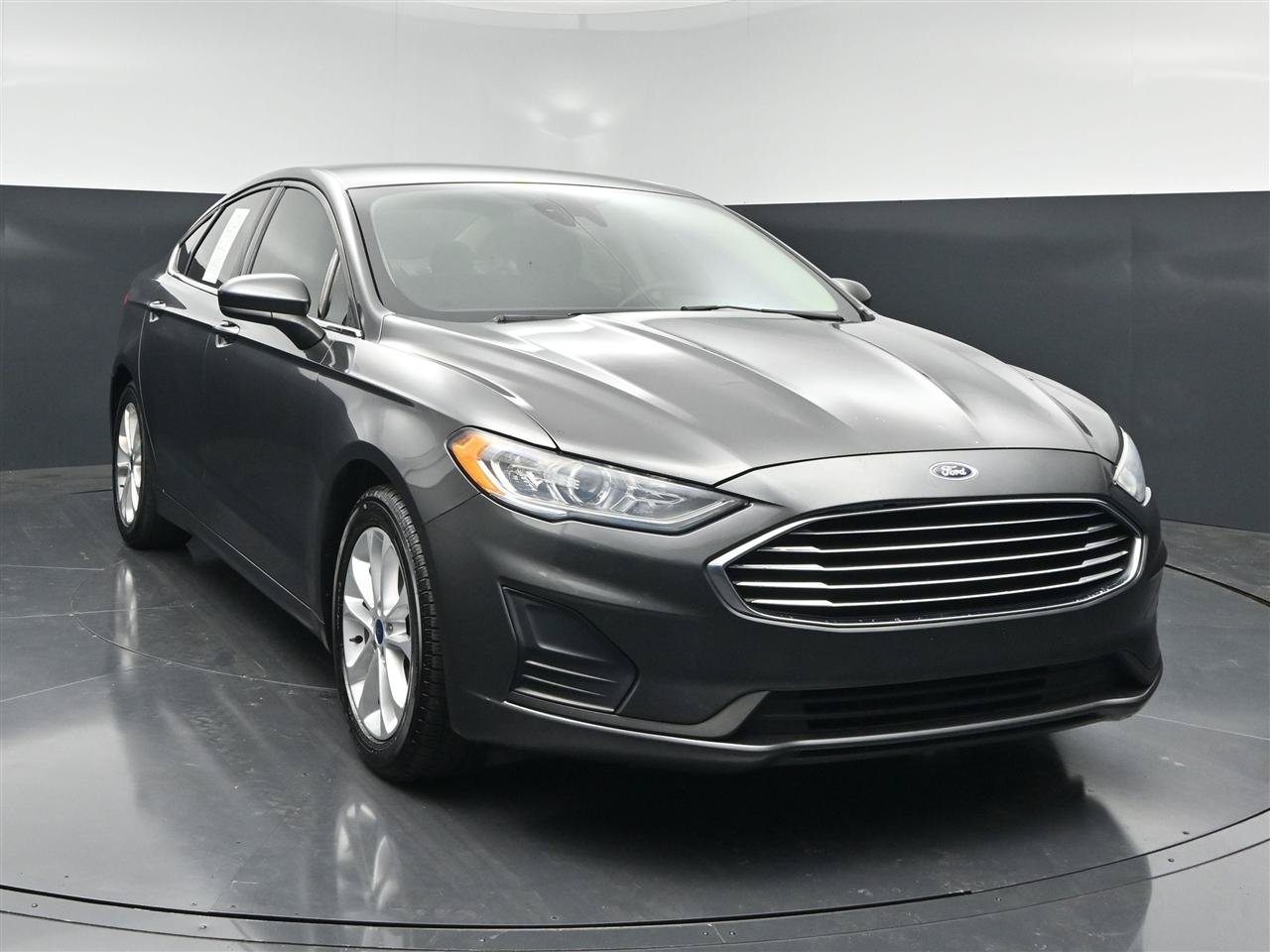 Used 2019 Ford Fusion SE FWD image 1