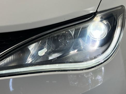 Used 2020 Chrysler Pacifica Limited FWD image 12