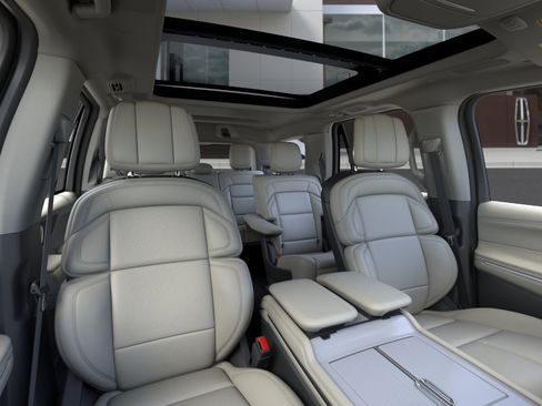 New 2026 Lincoln Navigator Reserve AWD/4WD image 10