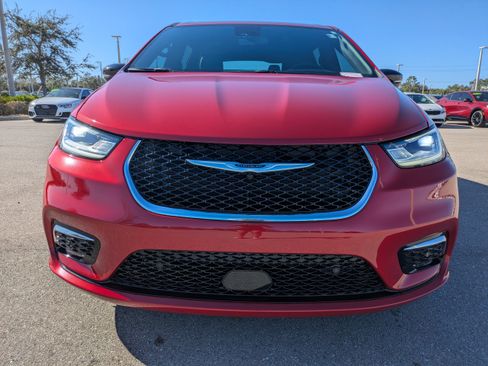 Used 2026 Chrysler Pacifica Select image 3