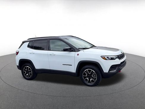 Used 2025 Jeep Compass Trailhawk AWD/4WD image 2