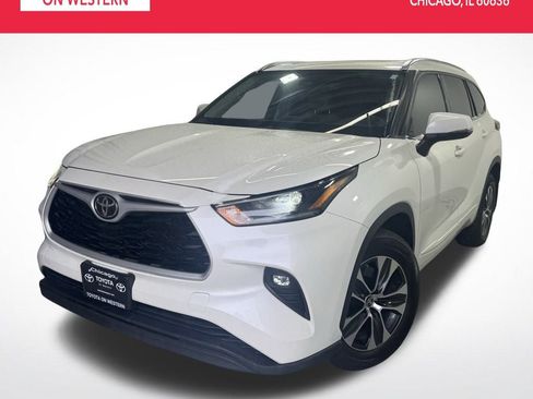 Used 2021 Toyota Highlander XLE image 1