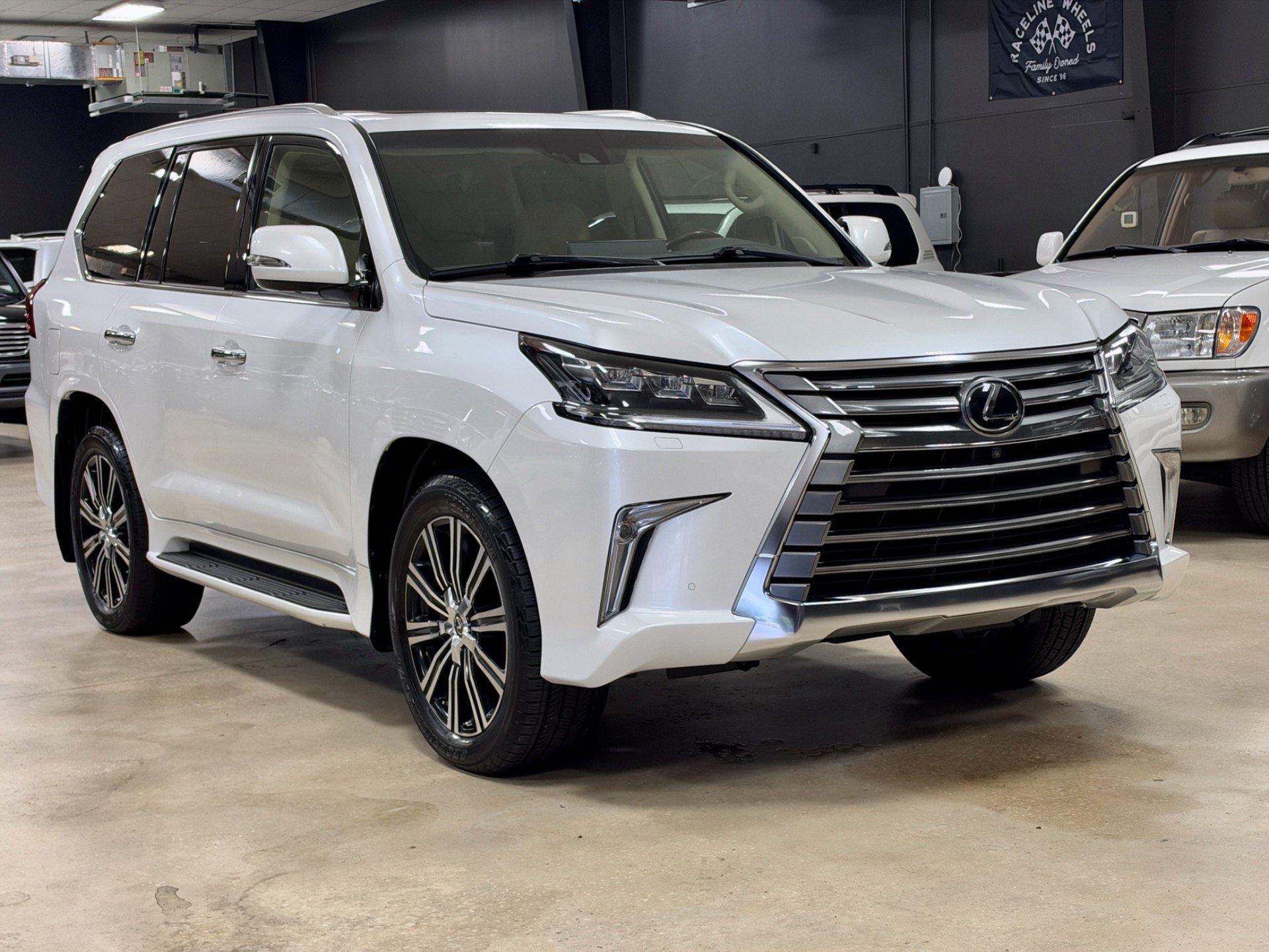 Used 2018 Lexus LX 570 4WD w/ Luxury Package image 5