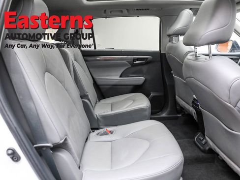 Used 2024 Toyota Highlander Platinum image 27