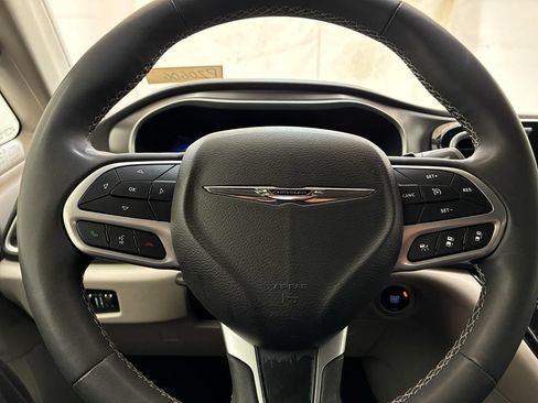 Used 2024 Chrysler Pacifica Touring-L FWD image 15