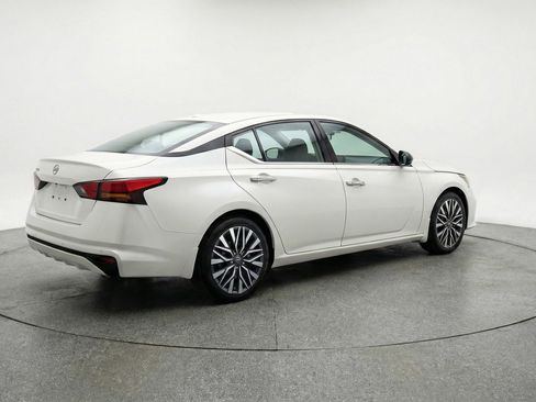 Used 2025 Nissan Altima 2.5 SV FWD image 9