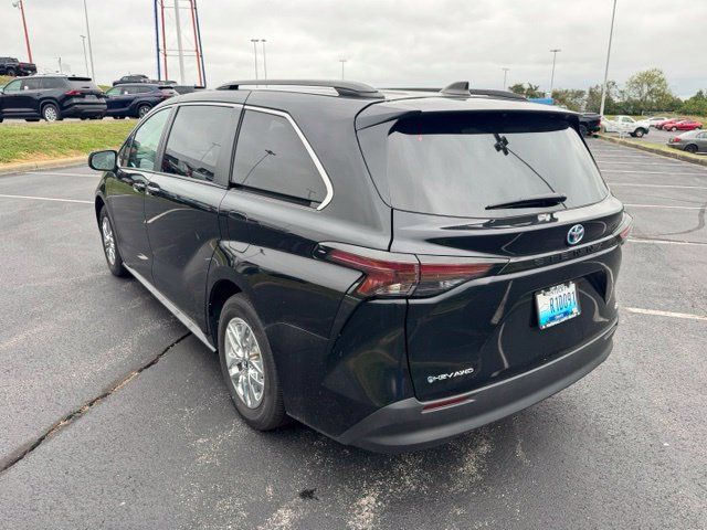 Certified 2025 Toyota Sienna LE w/ LE Plus Package AWD/4WD image 5