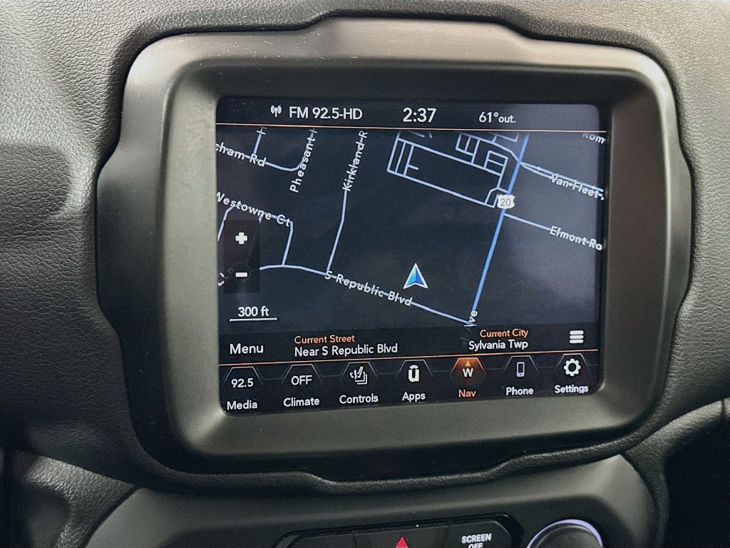 Certified 2023 Jeep Renegade Latitude w/ Premium Group AWD/4WD image 22