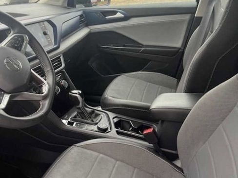 Used 2023 Volkswagen Taos SE w/ Panoramic Sunroof Package image 9