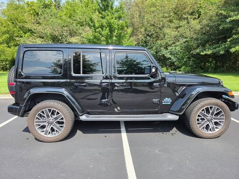 Used 2023 Jeep Wrangler Unlimited Sahara AWD/4WD image 5
