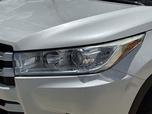 Used 2017 Toyota Highlander XLE FWD image 2