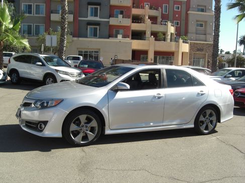 Used 2013 Toyota Camry SE image 2