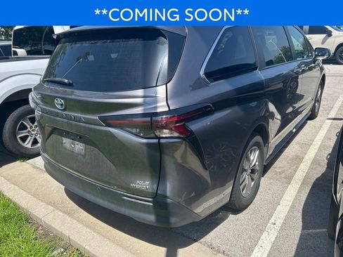 Used 2024 Toyota Sienna XLE FWD image 3
