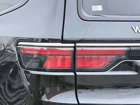 Used 2025 Jeep Wagoneer 4WD w/ Premium Group I image 9