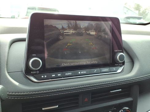 Used 2023 Nissan Rogue S image 11