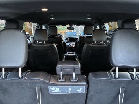 Used 2018 Chrysler Pacifica Touring-L Plus image 18