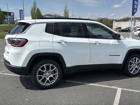 Used 2024 Jeep Compass Latitude AWD/4WD image 5