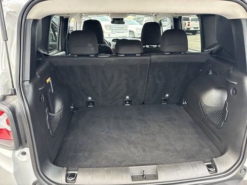 Used 2019 Jeep Renegade Latitude w/ Cold Weather Group image 11