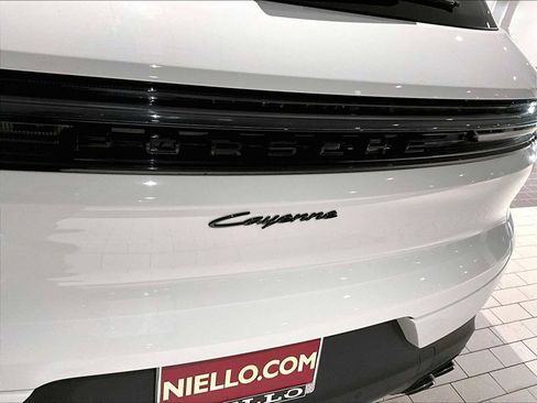 Used 2025 Porsche Cayenne image 35