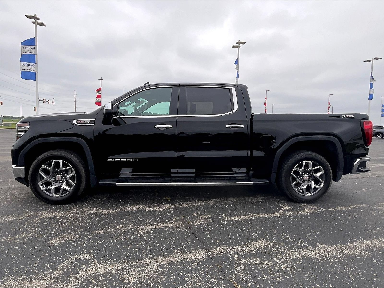 Used 2022 GMC Sierra 1500 SLT w/ SLT Premium Plus Package AWD/4WD image 3