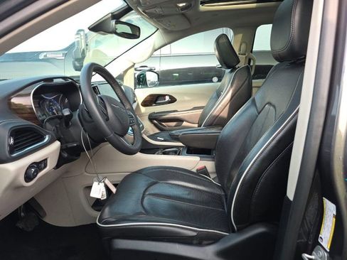 Used 2023 Chrysler Pacifica Limited FWD image 5