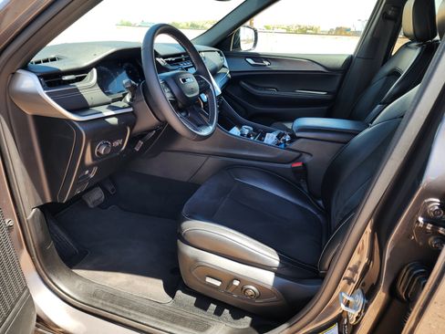 Used 2024 Jeep Grand Cherokee L Altitude AWD/4WD image 14