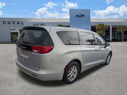 Used 2023 Chrysler Voyager LX FWD image 4