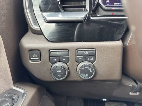 Used 2023 Chevrolet Silverado 1500 LT w/ Leather Package AWD/4WD image 18