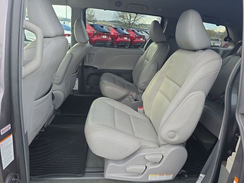 Used 2018 Toyota Sienna XLE Premium image 16