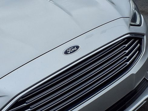 Used 2017 Ford Fusion SE w/ Fusion SE Technology Package image 9