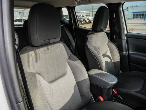 Used 2023 Jeep Renegade Latitude AWD/4WD image 16