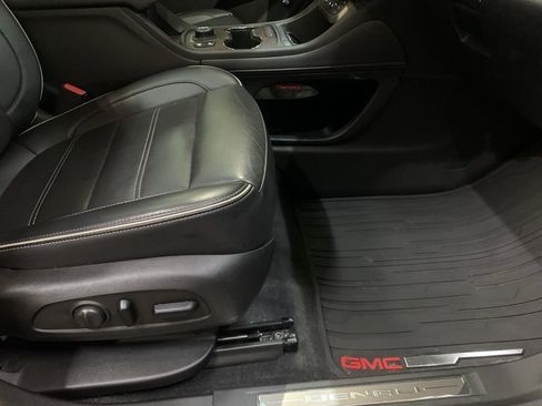 Used 2022 GMC Acadia Denali image 17