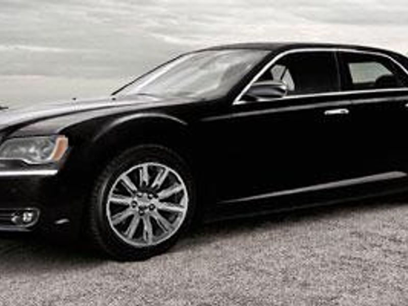 Used 2011 Chrysler 300 C image 1