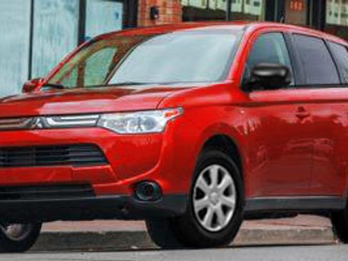 Used 2014 Mitsubishi Outlander SE image 1