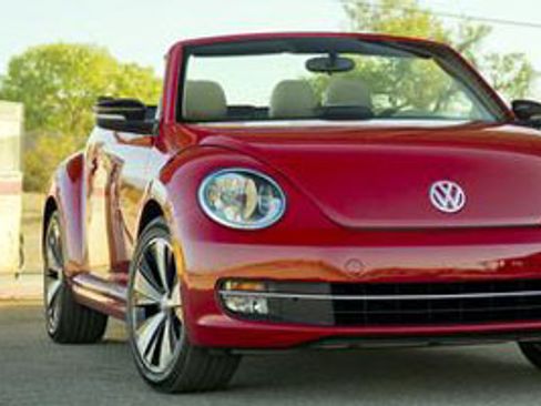 Used 2013 Volkswagen Beetle 2.0T image 1