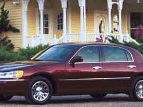 Used 2000 Lincoln Town Car Signature image 1