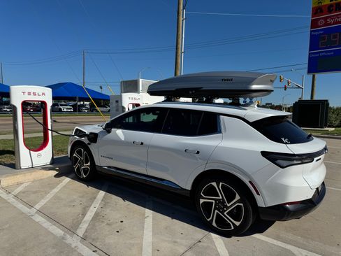 Used 2025 Chevrolet Equinox EV LT w/ Convenience Package II image 11