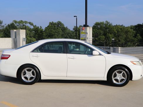 Used 2009 Toyota Camry LE FWD image 2