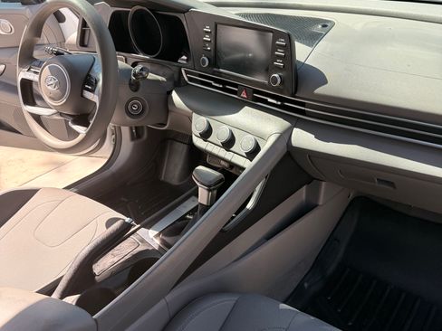 Used 2022 Hyundai Elantra SE image 8