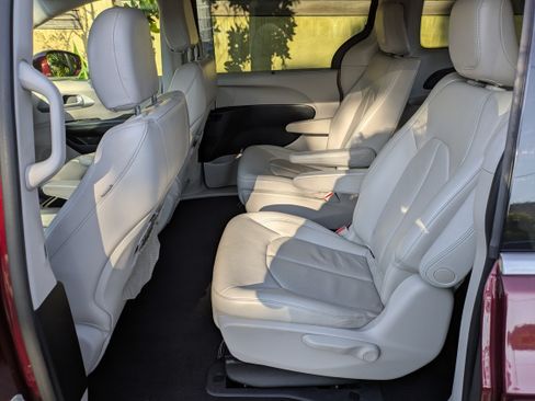 Used 2018 Chrysler Pacifica Touring-L image 16