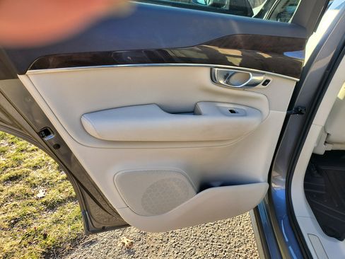 Used 2017 Volvo XC90 T5 Momentum w/ Vision Package image 15