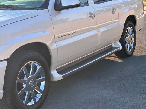 Used 2005 Cadillac Escalade ESV Platinum image 4